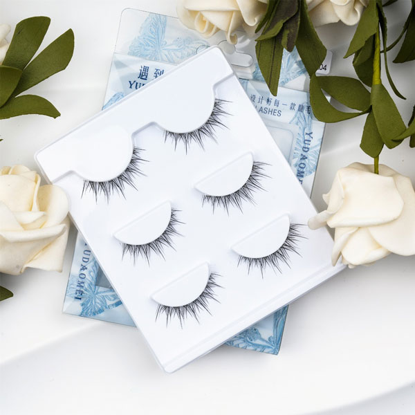 Clear Band Manga Lashes ဖြင့်ပြီးပြည့်စုံသော Anime Look ကိုရယူပါ။