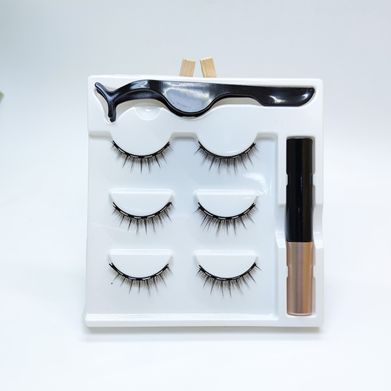 Eyeliner ဖြင့် သဘာဝသံလိုက်မျက်တောင်များ